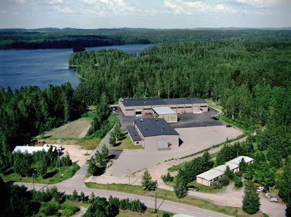 Tekpin Oy:n pintakäsittelylaitos Kuhmoisissa ilmasta kuvattuna